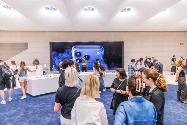 Apple Store on Fifth Avenue in New York City, United States Apple Store on Fifth Avenue in New York City, United States, on September 18, 2026. Apple begins selling the iPhone 18 lineup. NEW YORK NY UNITED STATES Copyright: xVANESSAxCARVALHOx