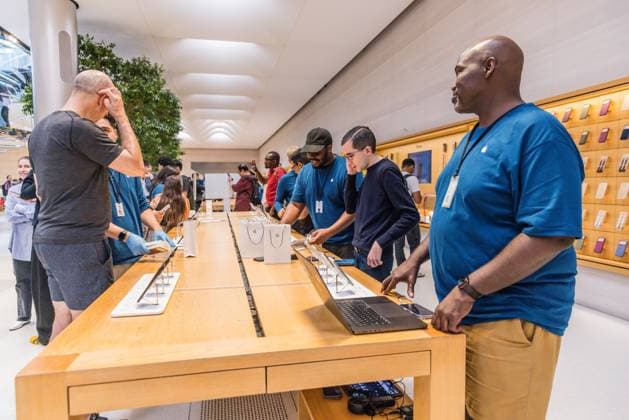 Apple Store on Fifth Avenue in New York City, United States Apple Store on Fifth Avenue in New York City, United States, on September 18, 2026. Apple begins selling the iPhone 18 lineup. NEW YORK NY UNITED STATES Copyright: xVANESSAxCARVALHOx