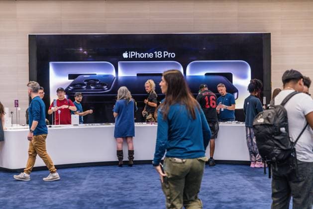 Apple Store on Fifth Avenue in New York City, United States Apple Store on Fifth Avenue in New York City, United States, on September 18, 2026. Apple begins selling the iPhone 18 lineup. NEW YORK NY UNITED STATES Copyright: xVANESSAxCARVALHOx