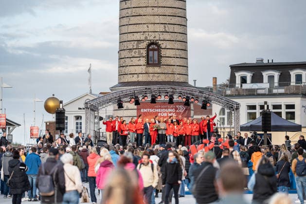 Ministerpräsidentin und SPD-Spitzenkandidatin Manuela Schwesig auf der Wahlkampfveranstaltung in Rostock-Warnemünde;Abschlusskundgebung der SPD am Leuchtturm von Warnemünde zur Landtagswahl in Mecklenburg-Vorpommern, Rostock-Warnemünde Mecklenburg-Vorpommern Deutschland Leuchtturm