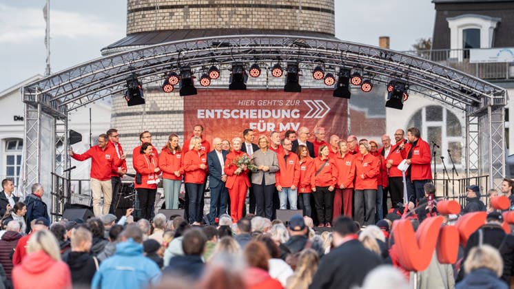 Ministerpräsidentin und SPD-Spitzenkandidatin Manuela Schwesig auf der Wahlkampfveranstaltung in Rostock-Warnemünde;Abschlusskundgebung der SPD am Leuchtturm von Warnemünde zur Landtagswahl in Mecklenburg-Vorpommern, Rostock-Warnemünde Mecklenburg-Vorpommern Deutschland Leuchtturm