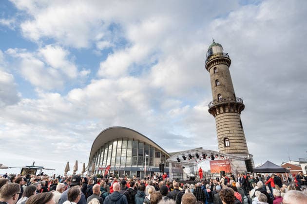 Ministerpräsidentin und SPD-Spitzenkandidatin Manuela Schwesig auf der Wahlkampfveranstaltung in Rostock-Warnemünde;Abschlusskundgebung der SPD am Leuchtturm von Warnemünde zur Landtagswahl in Mecklenburg-Vorpommern, Rostock-Warnemünde Mecklenburg-Vorpommern Deutschland Leuchtturm