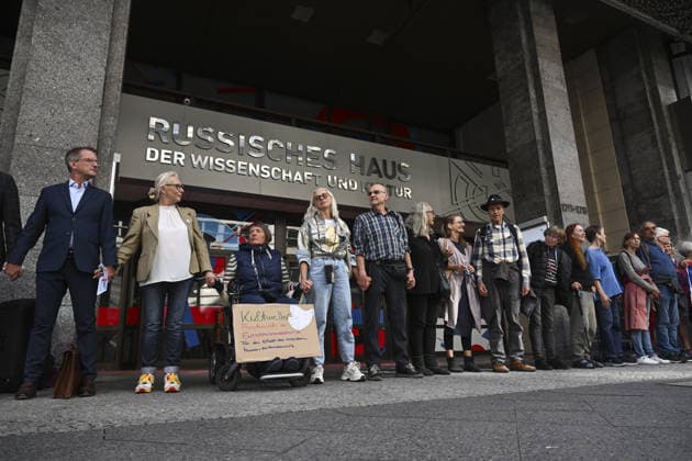 Protest held in Berlin in support of Russian House BERLIN, GERMANY - SEPTEMBER 18: Demonstrators gather in front of the Russian House Culture and Science Center on Friedrichstrasse to demand the continuation of its activities and the preservation of Goethe Institutes in Russia, forming a human chain during a protest in Berlin, Germany, on September 18, 2026. Halil Sagirkaya Anadolu Berlin Germany. Editorial use only. Please get in touch for any other usage.  Copyright: x2026xAnadoluxHalilxSagirkayax