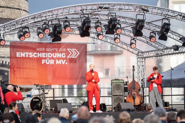 Ministerpräsidentin und SPD-Spitzenkandidatin Manuela Schwesig auf der Wahlkampfveranstaltung in Rostock-Warnemünde;Abschlusskundgebung der SPD am Leuchtturm von Warnemünde zur Landtagswahl in Mecklenburg-Vorpommern, Rostock-Warnemünde Mecklenburg-Vorpommern Deutschland Leuchtturm
