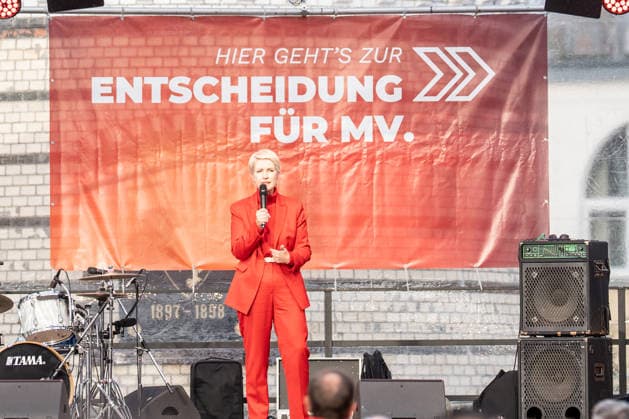 Ministerpräsidentin und SPD-Spitzenkandidatin Manuela Schwesig auf der Wahlkampfveranstaltung in Rostock-Warnemünde;Abschlusskundgebung der SPD am Leuchtturm von Warnemünde zur Landtagswahl in Mecklenburg-Vorpommern, Rostock-Warnemünde Mecklenburg-Vorpommern Deutschland Leuchtturm