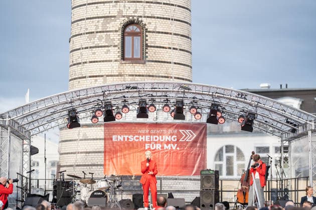 Ministerpräsidentin und SPD-Spitzenkandidatin Manuela Schwesig auf der Wahlkampfveranstaltung in Rostock-Warnemünde;Abschlusskundgebung der SPD am Leuchtturm von Warnemünde zur Landtagswahl in Mecklenburg-Vorpommern, Rostock-Warnemünde Mecklenburg-Vorpommern Deutschland Leuchtturm