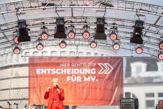 Ministerpräsidentin und SPD-Spitzenkandidatin Manuela Schwesig auf der Wahlkampfveranstaltung in Rostock-Warnemünde;Abschlusskundgebung der SPD am Leuchtturm von Warnemünde zur Landtagswahl in Mecklenburg-Vorpommern, Rostock-Warnemünde Mecklenburg-Vorpommern Deutschland Leuchtturm