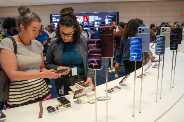 People attend the launch of the iPhone 18 Pro and Pro Max at the iconic Fifth Avenue store in Manhattan, New York, United States, 18 September 2026. Hundreds of people braved the chilly morning temperatures in the heart of Manhattan to get their hands on Apple s new models, the iPhone 18 Pro. Ternus kicks off iPhone 18 Pro sales amidst a crowd in New York !ACHTUNG: NUR REDAKTIONELLE NUTZUNG!  Copyright: xAngelxColmenaresx AME8680 20260918-55021441302_1