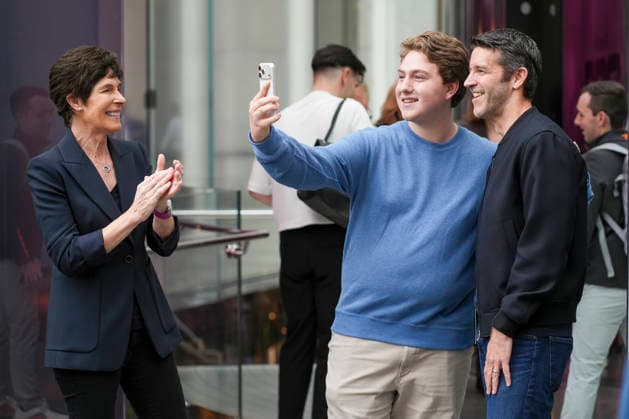 Apple executive John Ternus (R) poses for a photo with a fan alongside Apple Vice President Deirdre O Brien (L) at the entrance of the Apple Store during the launch of the iPhone 18 Pro and Pro Max in Manhattan, New York, United States, 18 September 2026. Apple puts its new iPhone 18 Pro and Pro Max on sale !ACHTUNG: NUR REDAKTIONELLE NUTZUNG!  Copyright: xAngelxColmenaresx AME8675 20260918-55021441309_1
