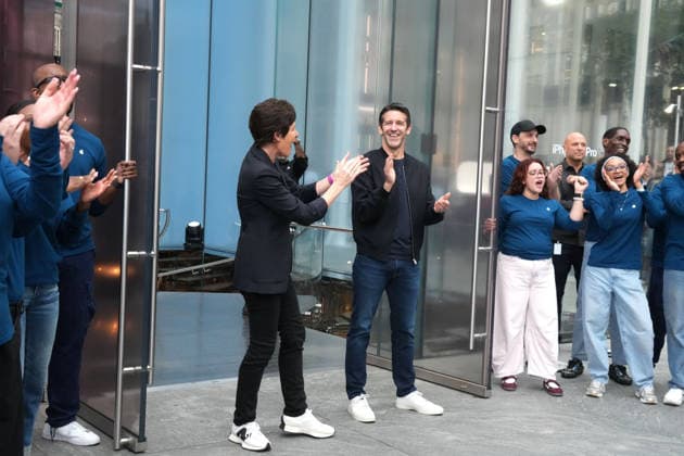 September 18, 2026, New York, Ny, USA: Apple CEO JOHN TERNUS greets customers at the Apple iPhone 18 Pro Launch,.Apple Fifth Avenue, NYC.September 18, 2026. . The Apple iPhone 18 Pro Launch,.Apple Fifth Avenue, NYC.September 18, 2026. New York USA  - ZUMAms4_ 20260918_faf_ms4_001 Copyright: xSoniaxMoskowitzxGordonx