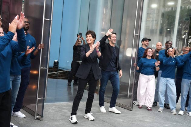 September 18, 2026, New York, Ny, USA: Apple CEO JOHN TERNUS greets customers at the Apple iPhone 18 Pro Launch,.Apple Fifth Avenue, NYC.September 18, 2026. . The Apple iPhone 18 Pro Launch,.Apple Fifth Avenue, NYC.September 18, 2026. New York USA  - ZUMAms4_ 20260918_faf_ms4_002 Copyright: xSoniaxMoskowitzxGordonx