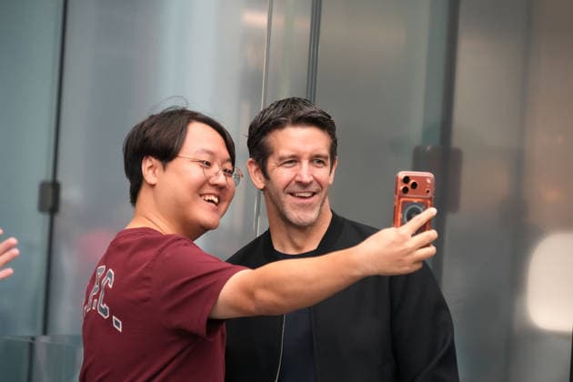 September 18, 2026, New York, Ny, USA: Apple CEO JOHN TERNUS greets customers at the Apple iPhone 18 Pro Launch,.Apple Fifth Avenue, NYC.September 18, 2026. . The Apple iPhone 18 Pro Launch,.Apple Fifth Avenue, NYC.September 18, 2026. New York USA  - ZUMAms4_ 20260918_faf_ms4_003 Copyright: xSoniaxMoskowitzxGordonx