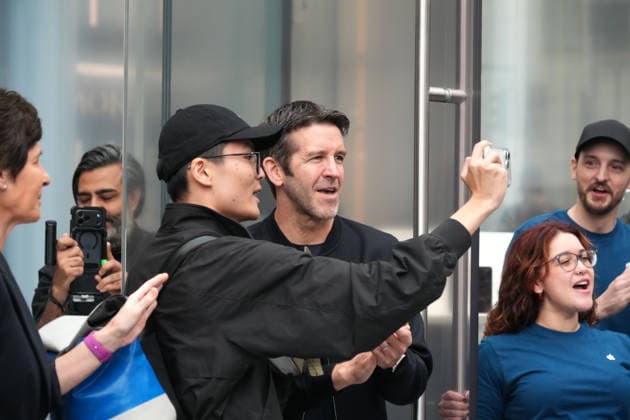 September 18, 2026, New York, Ny, USA: Apple CEO JOHN TERNUS greets customers at the Apple iPhone 18 Pro Launch,.Apple Fifth Avenue, NYC.September 18, 2026. . The Apple iPhone 18 Pro Launch,.Apple Fifth Avenue, NYC.September 18, 2026. New York USA  - ZUMAms4_ 20260918_faf_ms4_004 Copyright: xSoniaxMoskowitzxGordonx