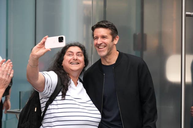September 18, 2026, New York, Ny, USA: Apple CEO JOHN TERNUS greets customers at the Apple iPhone 18 Pro Launch,.Apple Fifth Avenue, NYC.September 18, 2026. . The Apple iPhone 18 Pro Launch,.Apple Fifth Avenue, NYC.September 18, 2026. New York USA - ZUMAms4_ 20260918_faf_ms4_005 Copyright: xSoniaxMoskowitzxGordonx