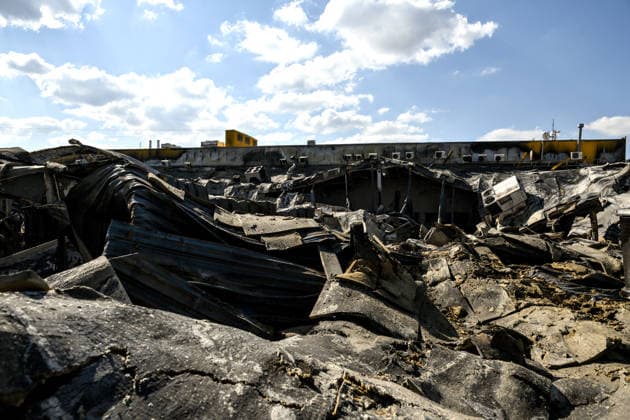 The Amstor shopping centre is destroyed by a Russian drone attack in the Khortytskyi district, Zaporizhzhia, Ukraine, September 18, 2026. Rescuers extinguished a fire covering more than 10,000 square metres. The constant threat of repeated Russian strikes hampered operations, forcing firefighters to retreat to shelters. The shopping centre was destroyed, and one person was injured. (Photo by Dmytro Smolienko Ukrinform) Russian army strikes shopping centre in Zaporizhzhia  Copyright: xDmytroxSmolienkox
