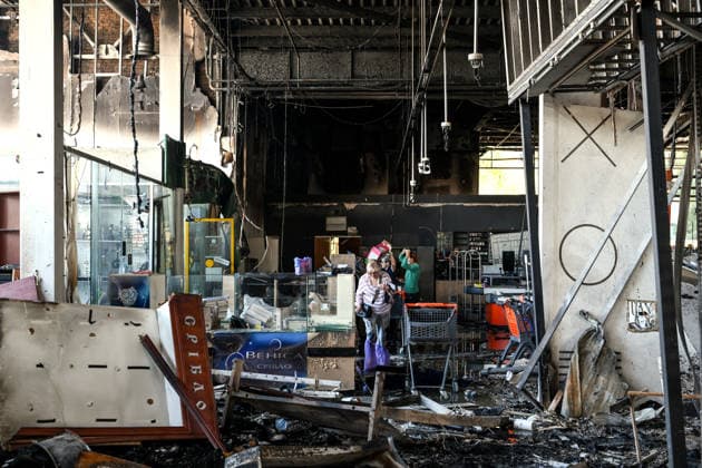 A woman stays at the Amstor shopping centre in the Khortytskyi district, which burned down following a Russian drone attack, Zaporizhzhia, Ukraine, September 18, 2026. Rescuers extinguished a fire covering more than 10,000 square metres. The constant threat of repeated Russian strikes hampered operations, forcing firefighters to retreat to shelters. The shopping centre was destroyed, and one person was injured. (Photo by Dmytro Smolienko Ukrinform) Russian army strikes shopping centre in Zaporizhzhia  Copyright: xDmytroxSmolienkox