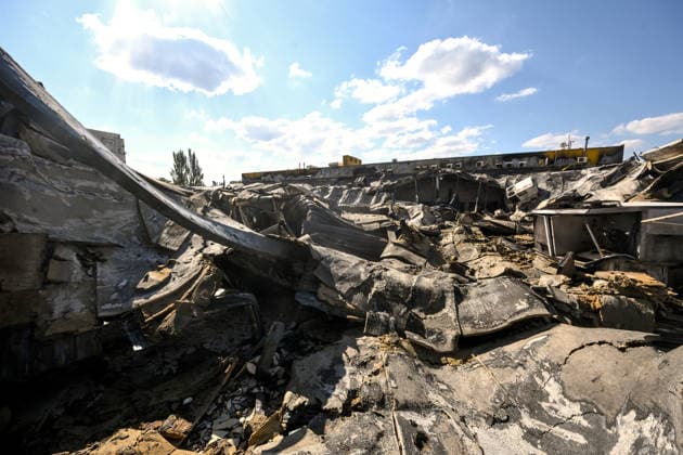 The Amstor shopping centre is destroyed by a Russian drone attack in the Khortytskyi district, Zaporizhzhia, Ukraine, September 18, 2026. Rescuers extinguished a fire covering more than 10,000 square metres. The constant threat of repeated Russian strikes hampered operations, forcing firefighters to retreat to shelters. The shopping centre was destroyed, and one person was injured. (Photo by Dmytro Smolienko Ukrinform) Russian army strikes shopping centre in Zaporizhzhia  Copyright: xDmytroxSmolienkox