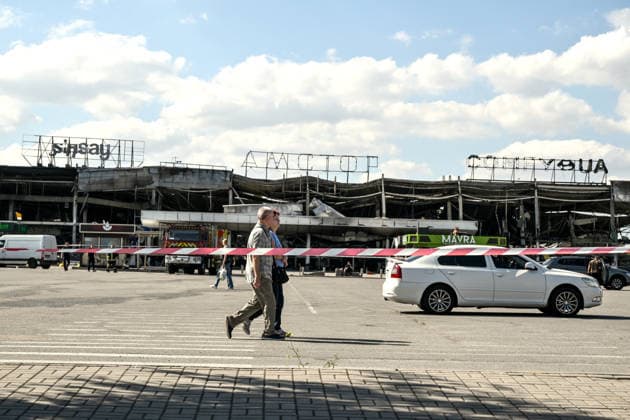 A man and a woman walk past the Amstor shopping centre in the Khortytskyi district, which burned down following a Russian drone attack, Zaporizhzhia, Ukraine, September 18, 2026. Rescuers extinguished a fire covering more than 10,000 square metres. The constant threat of repeated Russian strikes hampered operations, forcing firefighters to retreat to shelters. The shopping centre was destroyed, and one person was injured. (Photo by Dmytro Smolienko Ukrinform) Russian army strikes shopping centre in Zaporizhzhia  Copyright: xDmytroxSmolienkox