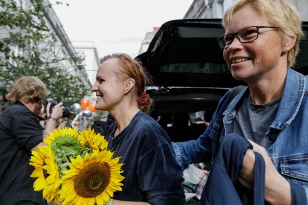 Former Belarusian political prisoners arriving in Warsaw, Poland - 18 Sep 2026 Liudmila Chekina (C), former CEO of Tut.by, smiles as she meets former Tut.by Editor-in-Chief Maryna Zolatava (R) and acquaintances after arriving near the Belarusian Solidarity Center. Twenty-five Belarusian political prisoners were released on September 16 following talks between U.S. President Donald Trump s Special Envoy John Coale and Belarusian leader Alexander Lukashenko in Minsk. The released prisoners were taken to Lithuania, with 10 later travelling to Poland. The group arrived in Warsaw on September 18 following discussions between Belarusian democratic forces and the Polish government. Warsaw Poland Copyright: xVolhaxShukailax xSOPAxImagesx VSHUKAILA_4561
