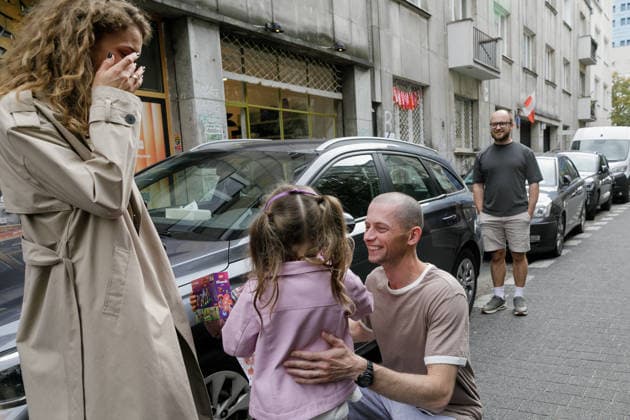 Former Belarusian political prisoners arriving in Warsaw, Poland - 18 Sep 2026 Former political prisoner Pavel Petruchenia embraces his children after arriving near the Belarusian Solidarity Center. Twenty-five Belarusian political prisoners were released on September 16 following talks between U.S. President Donald Trump s Special Envoy John Coale and Belarusian leader Alexander Lukashenko in Minsk. The released prisoners were taken to Lithuania, with 10 later travelling to Poland. The group arrived in Warsaw on September 18 following discussions between Belarusian democratic forces and the Polish government. Warsaw Poland Copyright: xVolhaxShukailax xSOPAxImagesx VSHUKAILA_4597