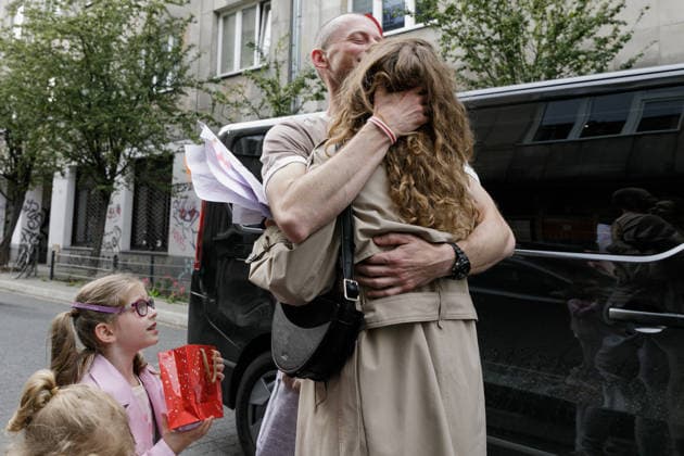 Former Belarusian political prisoners arriving in Warsaw, Poland - 18 Sep 2026 Former political prisoner Pavel Petruchenia embraces his wife after arriving near the Belarusian Solidarity Center. Twenty-five Belarusian political prisoners were released on September 16 following talks between U.S. President Donald Trump s Special Envoy John Coale and Belarusian leader Alexander Lukashenko in Minsk. The released prisoners were taken to Lithuania, with 10 later travelling to Poland. The group arrived in Warsaw on September 18 following discussions between Belarusian democratic forces and the Polish government. Warsaw Poland Copyright: xVolhaxShukailax xSOPAxImagesx VSHUKAILA_4618