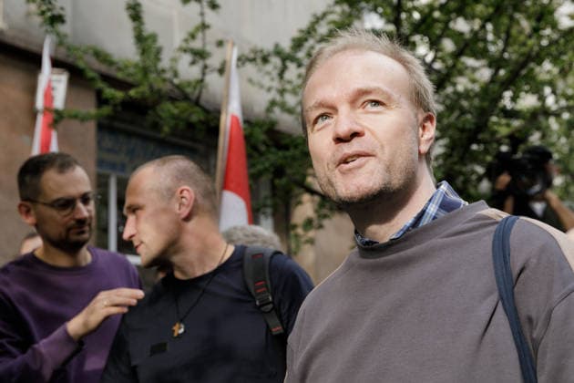 Former Belarusian political prisoners arriving in Warsaw, Poland - 18 Sep 2026 Former political prisoner and musician Alyaksandr Chumakou (R) speaks with people welcoming him near the Belarusian Solidarity Center. Twenty-five Belarusian political prisoners were released on September 16 following talks between U.S. President Donald Trump s Special Envoy John Coale and Belarusian leader Alexander Lukashenko in Minsk. The released prisoners were taken to Lithuania, with 10 later travelling to Poland. The group arrived in Warsaw on September 18 following discussions between Belarusian democratic forces and the Polish government. Warsaw Poland Copyright: xVolhaxShukailax xSOPAxImagesx VSHUKAILA_4687