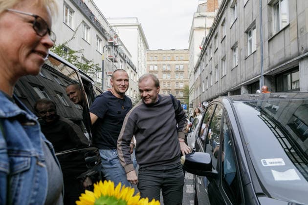 Former Belarusian political prisoners arriving in Warsaw, Poland - 18 Sep 2026 Former political prisoner and musician Alyaksandr Chumakou (R) and former investigator Yauhen Yushkevich (C) get out of a car after arriving near the Belarusian Solidarity Center. Twenty-five Belarusian political prisoners were released on September 16 following talks between U.S. President Donald Trump s Special Envoy John Coale and Belarusian leader Alexander Lukashenko in Minsk. The released prisoners were taken to Lithuania, with 10 later travelling to Poland. The group arrived in Warsaw on September 18 following discussions between Belarusian democratic forces and the Polish government. Warsaw Poland Copyright: xVolhaxShukailax xSOPAxImagesx VSHUKAILA_4530
