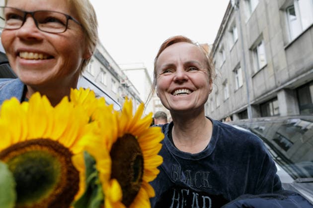 Former Belarusian political prisoners arriving in Warsaw, Poland - 18 Sep 2026 Liudmila Chekina (R), former CEO of Tut.by media, reacts as she meets former Tut.by Editor-in-Chief Maryna Zolatava and acquaintances after arriving near the Belarusian Solidarity Center. Twenty-five Belarusian political prisoners were released on September 16 following talks between U.S. President Donald Trump s Special Envoy John Coale and Belarusian leader Alexander Lukashenko in Minsk. The released prisoners were taken to Lithuania, with 10 later travelling to Poland. The group arrived in Warsaw on September 18 following discussions between Belarusian democratic forces and the Polish government. Warsaw Poland Copyright: xVolhaxShukailax xSOPAxImagesx VSHUKAILA_4557
