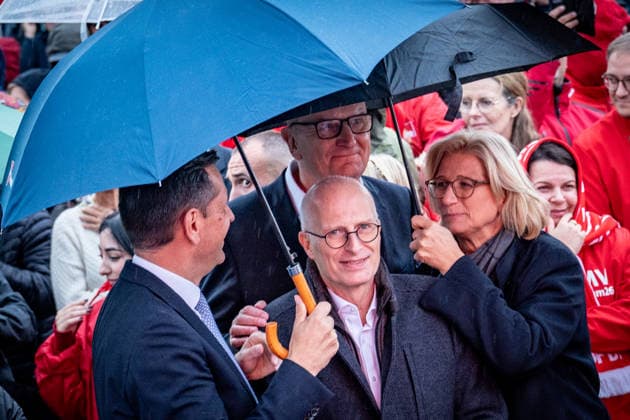 SPD-Ministerpräsidenten Olaf Lies, Anke, Rehlinger, Dietmar Woidke und Hamburgs Erster Bürgermeister Peter Tschentscher schützen sich gegenseitig mit Regenschirmen vor dem zwischenzeitlich aufgezogenen Regen;Abschlusskundgebung der SPD am Leuchtturm von Warnemünde zur Landtagswahl in Mecklenburg-Vorpommern, Rostock-Warnemünde Mecklenburg-Vorpommern Deutschland Leuchtturm