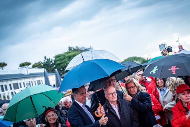 SPD-Ministerpräsidenten Olaf Lies, Anke, Rehlinger, Dietmar Woidke und Hamburgs Erster Bürgermeister Peter Tschentscher schützen sich gegenseitig mit Regenschirmen vor dem zwischenzeitlich aufgezogenen Regen;Abschlusskundgebung der SPD am Leuchtturm von Warnemünde zur Landtagswahl in Mecklenburg-Vorpommern, Rostock-Warnemünde Mecklenburg-Vorpommern Deutschland Leuchtturm