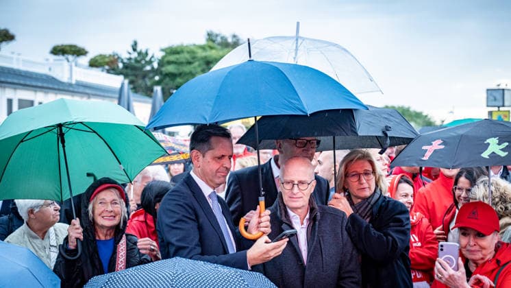 SPD-Ministerpräsidenten Olaf Lies, Anke, Rehlinger, Dietmar Woidke und Hamburgs Erster Bürgermeister Peter Tschentscher schützen sich gegenseitig mit Regenschirmen vor dem zwischenzeitlich aufgezogenen Regen;Abschlusskundgebung der SPD am Leuchtturm von Warnemünde zur Landtagswahl in Mecklenburg-Vorpommern, Rostock-Warnemünde Mecklenburg-Vorpommern Deutschland Leuchtturm
