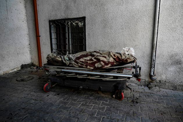 Gaza City Palestine Israeli Strike A fully covered body lies on a stretcher outside Al-Shifa Hospital in Gaza City, Gaza Strip, on September 18, 2026. Medical sources at Al-Shifa Hospital said one Palestinian, identified as Hudhaifa Awad, was killed and several others were wounded, including a child reported to be in critical condition, after an Israeli strike hit a motorcycle in Al-Taqwa camp in the Sheikh Radwan neighborhood of western Gaza City. Gaza Gaza Strip Palestinian Territories Copyright: xMohammedxAlxQumsanx