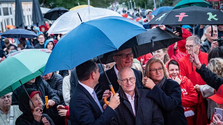 SPD-Ministerpräsidenten Olaf Lies, Anke, Rehlinger, Dietmar Woidke und Hamburgs Erster Bürgermeister Peter Tschentscher schützen sich gegenseitig mit Regenschirmen vor dem zwischenzeitlich aufgezogenen Regen;Abschlusskundgebung der SPD am Leuchtturm von Warnemünde zur Landtagswahl in Mecklenburg-Vorpommern, Rostock-Warnemünde Mecklenburg-Vorpommern Deutschland Leuchtturm