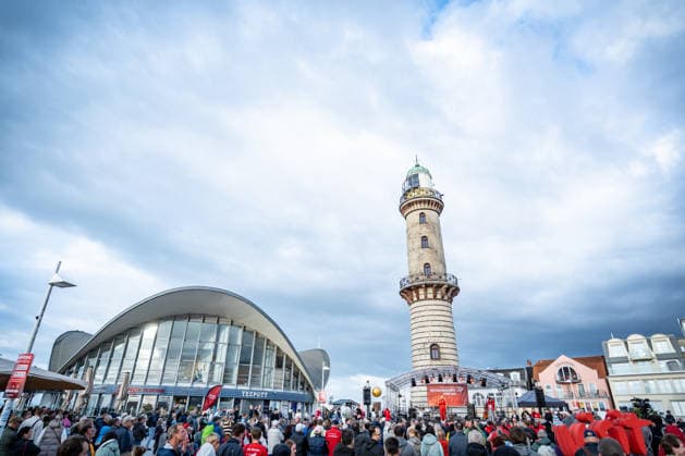 Ministerpräsidentin und SPD-Spitzenkandidatin Manuela Schwesig auf der Wahlkampfveranstaltung in Rostock-Warnemünde;Abschlusskundgebung der SPD am Leuchtturm von Warnemünde zur Landtagswahl in Mecklenburg-Vorpommern, Rostock-Warnemünde Mecklenburg-Vorpommern Deutschland Leuchtturm