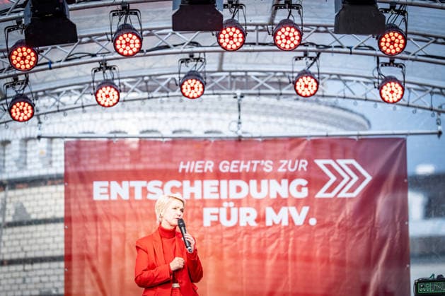 Ministerpräsidentin und SPD-Spitzenkandidatin Manuela Schwesig auf der Wahlkampfveranstaltung in Rostock-Warnemünde;Abschlusskundgebung der SPD am Leuchtturm von Warnemünde zur Landtagswahl in Mecklenburg-Vorpommern, Rostock-Warnemünde Mecklenburg-Vorpommern Deutschland Leuchtturm