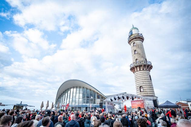 Ministerpräsidentin und SPD-Spitzenkandidatin Manuela Schwesig auf der Wahlkampfveranstaltung in Rostock-Warnemünde;Abschlusskundgebung der SPD am Leuchtturm von Warnemünde zur Landtagswahl in Mecklenburg-Vorpommern, Rostock-Warnemünde Mecklenburg-Vorpommern Deutschland Leuchtturm