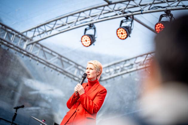 Ministerpräsidentin und SPD-Spitzenkandidatin Manuela Schwesig auf der Wahlkampfveranstaltung in Rostock-Warnemünde;Abschlusskundgebung der SPD am Leuchtturm von Warnemünde zur Landtagswahl in Mecklenburg-Vorpommern, Rostock-Warnemünde Mecklenburg-Vorpommern Deutschland Leuchtturm