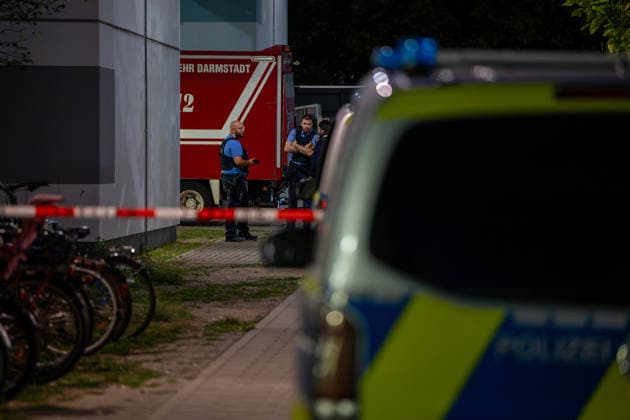 Streit in Gemeinschaftsunterkunft 68-Jähriger stirbt nach Messerattacke 28-Jähriger festgenommen Ein Streit zwischen zwei Männern endete am 18.09.2026 in einer Gemeinschaftsunterkunft in der Otto-Röhm-Straße in Darmstadt tödlich. Ein 68-Jähriger war zu Besuch bei einem 28-Jährigen, der in der Unterkunft untergebracht war, als beide gegen 18.40 Uhr aus bislang ungeklärter Ursache in einen heftigen Streit gerieten. Der 28-Jährige soll den 68-Jährigen mit einem Messer erheblich verletzt haben, der trotz Reanimationsversuchen im Außenbereich seinen Verletzungen erlag. Die Polizei nahm den Tatverdächtigen in einem Zimmer der Unterkunft widerstandslos fest und stellte die mutmaßliche Tatwaffe sicher Darmstadt Hessen Deutsch