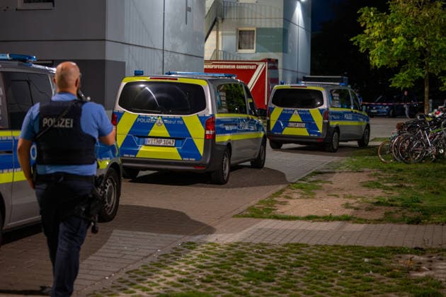 Streit in Gemeinschaftsunterkunft 68-Jähriger stirbt nach Messerattacke 28-Jähriger festgenommen Ein Streit zwischen zwei Männern endete am 18.09.2026 in einer Gemeinschaftsunterkunft in der Otto-Röhm-Straße in Darmstadt tödlich. Ein 68-Jähriger war zu Besuch bei einem 28-Jährigen, der in der Unterkunft untergebracht war, als beide gegen 18.40 Uhr aus bislang ungeklärter Ursache in einen heftigen Streit gerieten. Der 28-Jährige soll den 68-Jährigen mit einem Messer erheblich verletzt haben, der trotz Reanimationsversuchen im Außenbereich seinen Verletzungen erlag. Die Polizei nahm den Tatverdächtigen in einem Zimmer der Unterkunft widerstandslos fest und stellte die mutmaßliche Tatwaffe sicher Darmstadt Hessen Deutsch