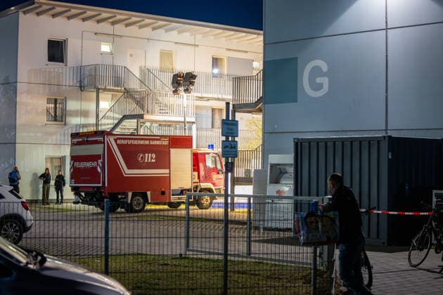 Streit in Gemeinschaftsunterkunft 68-Jähriger stirbt nach Messerattacke 28-Jähriger festgenommen Ein Streit zwischen zwei Männern endete am 18.09.2026 in einer Gemeinschaftsunterkunft in der Otto-Röhm-Straße in Darmstadt tödlich. Ein 68-Jähriger war zu Besuch bei einem 28-Jährigen, der in der Unterkunft untergebracht war, als beide gegen 18.40 Uhr aus bislang ungeklärter Ursache in einen heftigen Streit gerieten. Der 28-Jährige soll den 68-Jährigen mit einem Messer erheblich verletzt haben, der trotz Reanimationsversuchen im Außenbereich seinen Verletzungen erlag. Die Polizei nahm den Tatverdächtigen in einem Zimmer der Unterkunft widerstandslos fest und stellte die mutmaßliche Tatwaffe sicher Darmstadt Hessen Deutsch