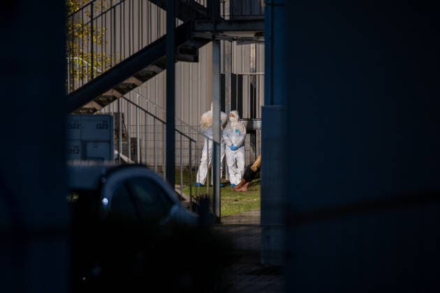 Streit in Gemeinschaftsunterkunft 68-Jähriger stirbt nach Messerattacke 28-Jähriger festgenommen Ein Streit zwischen zwei Männern endete am 18.09.2026 in einer Gemeinschaftsunterkunft in der Otto-Röhm-Straße in Darmstadt tödlich. Ein 68-Jähriger war zu Besuch bei einem 28-Jährigen, der in der Unterkunft untergebracht war, als beide gegen 18.40 Uhr aus bislang ungeklärter Ursache in einen heftigen Streit gerieten. Der 28-Jährige soll den 68-Jährigen mit einem Messer erheblich verletzt haben, der trotz Reanimationsversuchen im Außenbereich seinen Verletzungen erlag. Die Polizei nahm den Tatverdächtigen in einem Zimmer der Unterkunft widerstandslos fest und stellte die mutmaßliche Tatwaffe sicher Darmstadt Hessen Deutsch