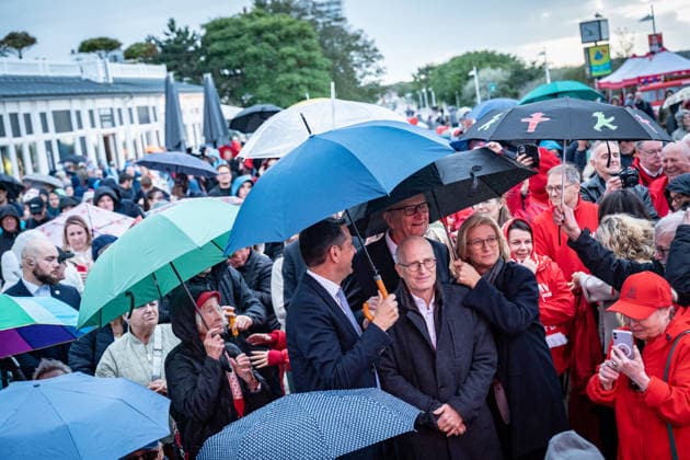 SPD-Ministerpräsidenten Olaf Lies, Anke, Rehlinger, Dietmar Woidke und Hamburgs Erster Bürgermeister Peter Tschentscher schützen sich gegenseitig mit Regenschirmen vor dem zwischenzeitlich aufgezogenen Regen;Abschlusskundgebung der SPD am Leuchtturm von Warnemünde zur Landtagswahl in Mecklenburg-Vorpommern, Rostock-Warnemünde Mecklenburg-Vorpommern Deutschland Leuchtturm