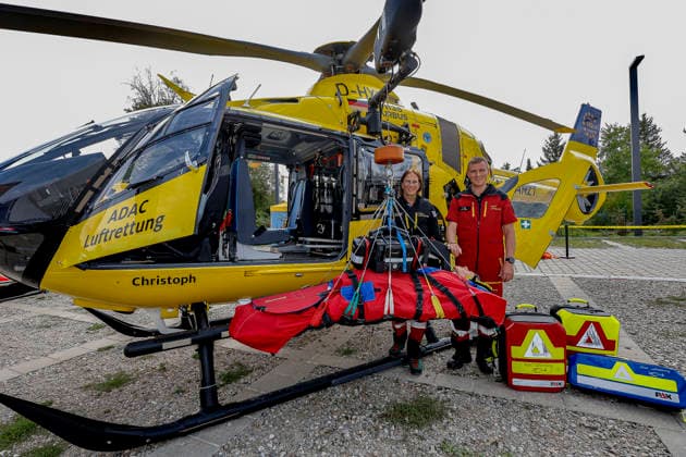 AirMed World Congress 2026 AirMed World Congress 2026: Airbus H 135 Rettungshubschrauber mit Rettungswinde an der Ein Patientenrettungssack und ein Patientenmonitor hängen. Notärztin Dr. med. Cornelia Hygn, Fachärztin für Anästhesie und Windenoperator J. Veit. München Bergson Kunstkraftwerk Bayern Germany