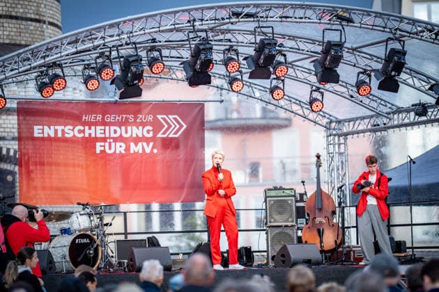 Ministerpräsidentin und SPD-Spitzenkandidatin Manuela Schwesig auf der Wahlkampfveranstaltung in Rostock-Warnemünde;Abschlusskundgebung der SPD am Leuchtturm von Warnemünde zur Landtagswahl in Mecklenburg-Vorpommern, Rostock-Warnemünde Mecklenburg-Vorpommern Deutschland Leuchtturm