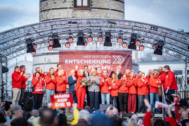 SPD-Ministerpräsidenten Olaf Lies, Anke, Rehlinger, Manuela Schwesig, Dietmar Woidke und Hamburgs Erster Bürgermeister Peter Tschentscher gemeinsam in Warnemünde;Abschlusskundgebung der SPD am Leuchtturm von Warnemünde zur Landtagswahl in Mecklenburg-Vorpommern, Rostock-Warnemünde Mecklenburg-Vorpommern Deutschland Leuchtturm