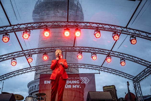 Ministerpräsidentin und SPD-Spitzenkandidatin Manuela Schwesig auf der Wahlkampfveranstaltung in Rostock-Warnemünde;Abschlusskundgebung der SPD am Leuchtturm von Warnemünde zur Landtagswahl in Mecklenburg-Vorpommern, Rostock-Warnemünde Mecklenburg-Vorpommern Deutschland Leuchtturm