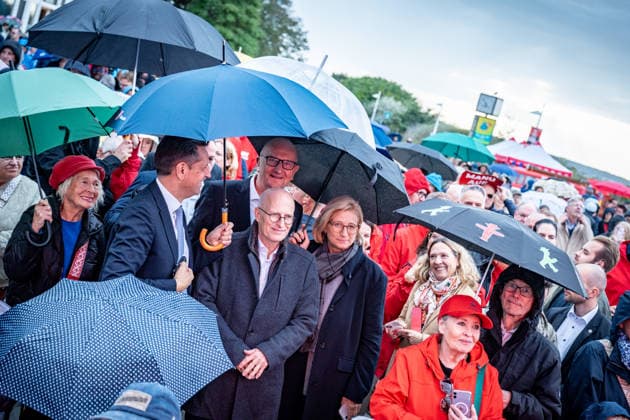 SPD-Ministerpräsidenten Olaf Lies, Anke, Rehlinger, Dietmar Woidke und Hamburgs Erster Bürgermeister Peter Tschentscher schützen sich gegenseitig mit Regenschirmen vor dem zwischenzeitlich aufgezogenen Regen;Abschlusskundgebung der SPD am Leuchtturm von Warnemünde zur Landtagswahl in Mecklenburg-Vorpommern, Rostock-Warnemünde Mecklenburg-Vorpommern Deutschland Leuchtturm
