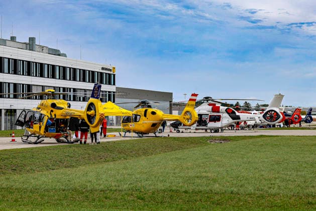 AirMed World Congress 2026 Auf dem Vorfeld des Flughafens Oberpfaffenhofen ausgestellte Rettungshubschrauber. Oberpfaffenhofen, Sonderflughafe ADAC Luftrettung Campus Bayern Germany