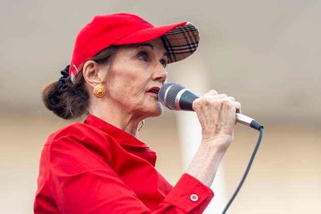 September 18, 2026, Washington, Dc, USA: Linda Carter speaks at the Hands Around the Kennedy Center demonstration..Supporters of the Kennedy Center gathered for the protest in response to this week s escalating tensions over the arts institution s future, including the Trump-appointed board voting to close the center in defiance of a court order, testimony that contractors were ramming the pillars of the building with construction equipment, and photographs showing President Trump aboard Air Force One with a poster that read Kennedy Center DEMOLISHED Washington USA  - ZUMAs197 20260918_aaa_s197_057 Copyright: xJenxGolbeckx