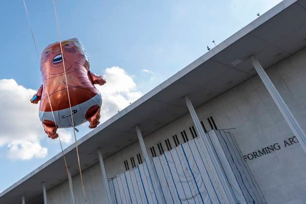 September 18, 2026, Washington, Dc, USA: A balloon effigy of Donald Trump flies outside the Kennedy Center ahead of the Hands around the Kennedy Center demonstration..Supporters of the Kennedy Center gathered for the protest in response to this week s escalating tensions over the arts institution s future, including the Trump-appointed board voting to close the center in defiance of a court order, testimony that contractors were ramming the pillars of the building with construction equipment, and photographs showing President Trump aboard Air Force One with a poster that read Kennedy Center DEMOLISHED Washington USA  - ZUMAs197 20260918_aaa_s197_061 Copyright: xJenxGolbeckx